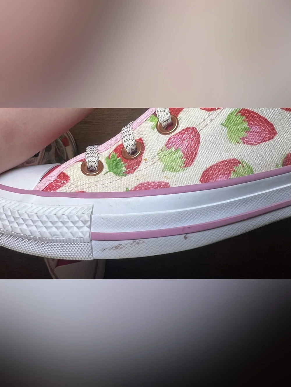Converse Chuck Taylor All Star Strawberry Print Sneakers Women’s 7 Pink Canvas